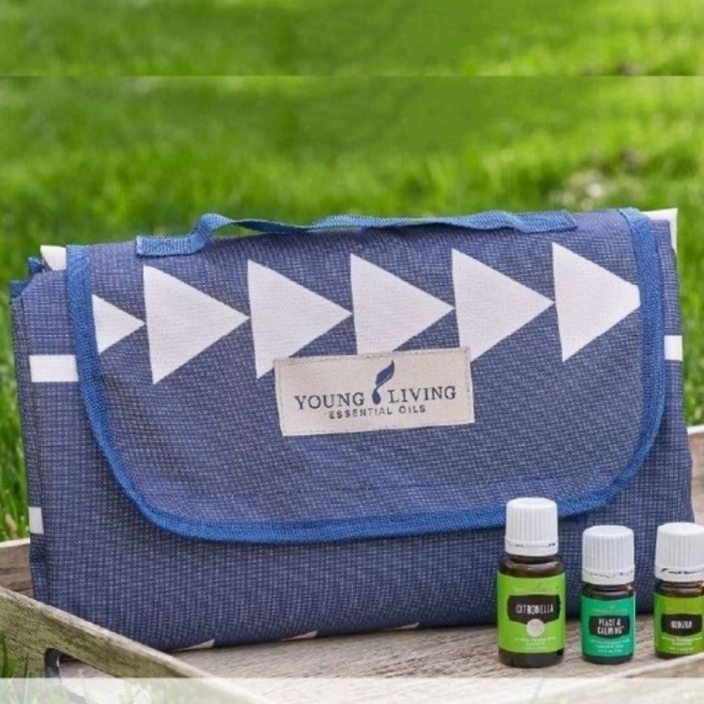 Young Living Navy and White Packable Picnic Blanket NWOT